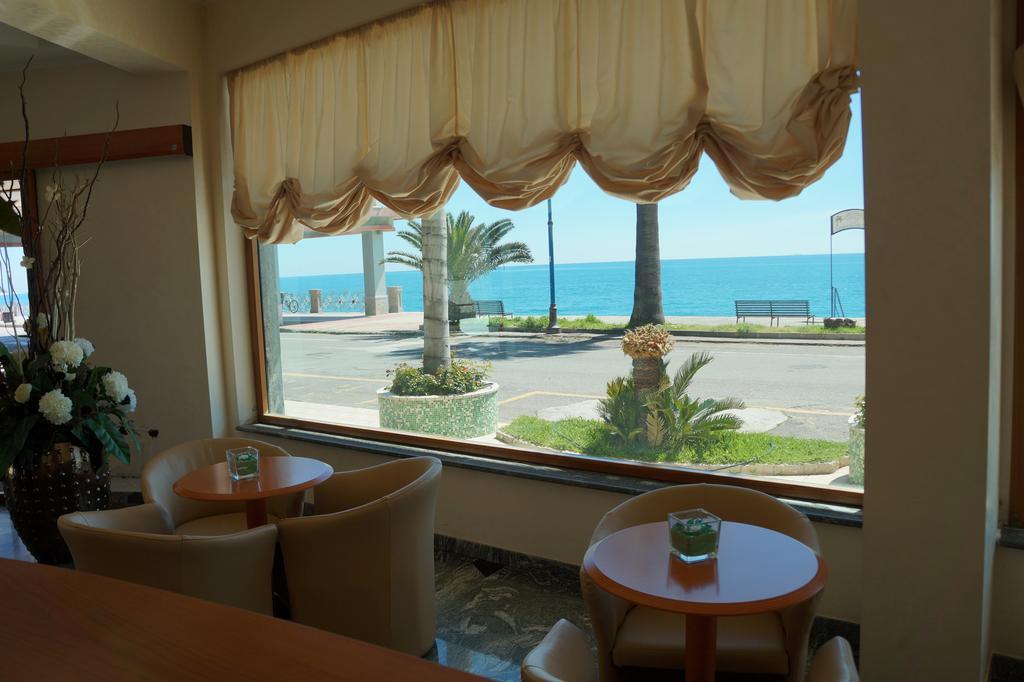 Hotel Ristorante Miramare 마리나디지오이사이오니카 외부 사진